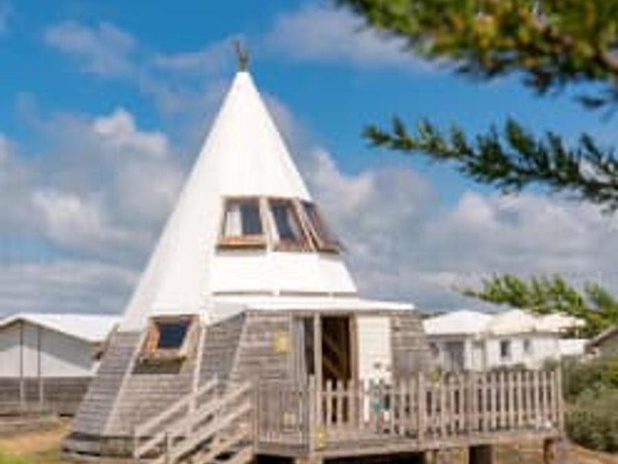 Camping Pas Cher vous présente avec son site Officiel campingpascher.fr, le Camping Sandaya Domaine Le Midi classé 5 étoiles, situé sur la commune de Noirmoutier En L'ile dans le département Vendée (Pays De La Loire) en France. Le camping Sandaya Domaine Le Midi, vous présente un hébergement de type hébergement insolite de 34 m². Le camping Sandaya Domaine Le Midi vous proposeun séjour PAS CHER avec une REMISEdu jeudi 04 juin au jeudi 11 juin 2026 avec une PROMO de DERNIÈRE MINUTE, en promotion à -41% pour 7 nuits à 347,20 € au lieu de 594 € soit une Économie de 246,80 €. Cette location propose 53 dates différentes pour réserver votre séjour. Découvrez également les 13 autres gammes d'hébergements du camping. Piscine couverte, Piscine extérieure, Animations familiales, Club ados, Club enfants, Aire de jeux enfants, Canoë-kayak, Club enfant de nuit, Court de tennis, Golf, Jet-ski, Paddle, Ping-pong, Planche à voile, Plongée, Pétanque, Skatepark, Structure gonflable enfants, Terrain de basketball, Terrain de football, Terrain multisports, Tir à l’arc, Voile, kiteSurf, Bar, Boulangerie, Pizzeria, Plats à emporter, Snack/Bar, Épicerie,... En savoir plus : cliquez-ICI.