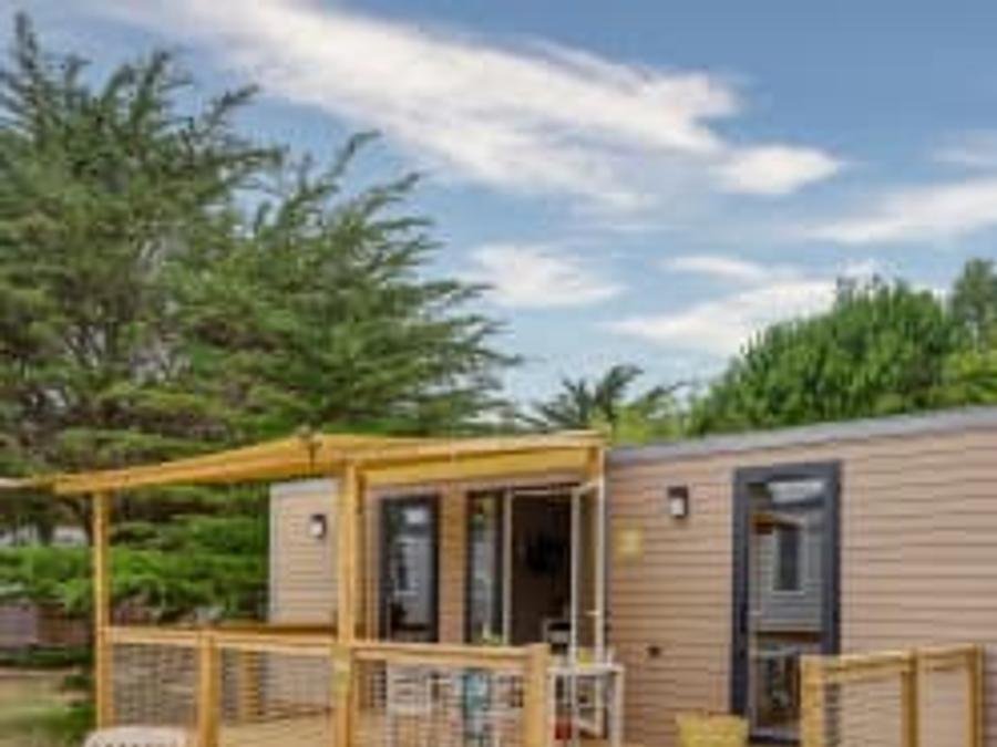 Camping Pas Cher vous présente avec son site Officiel campingpascher.fr, le Camping Sandaya Domaine Le Midi classé 5 étoiles, situé sur la commune de Noirmoutier En L'ile dans le département Vendée (Pays De La Loire) en France. Le camping Sandaya Domaine Le Midi, vous présente un hébergement de type mobil-home de 33 m² pour 4 personnes et télévision. Le camping Sandaya Domaine Le Midi vous proposeun séjour PAS CHER avec une REMISEdu vendredi 05 juin au vendredi 12 juin 2026 avec une PROMO de DERNIÈRE MINUTE, en promotion à -44% pour 7 nuits à 358,40 € au lieu de 640 € soit une Économie de 281,60 €. Cette location propose 63 dates différentes pour réserver votre séjour. Découvrez également les 13 autres gammes d'hébergements du camping. Piscine couverte, Piscine extérieure, Animations familiales, Club ados, Club enfants, Aire de jeux enfants, Canoë-kayak, Club enfant de nuit, Court de tennis, Golf, Jet-ski, Paddle, Ping-pong, Planche à voile, Plongée, Pétanque, Skatepark, Structure gonflable enfants, Terrain de basketball, Terrain de football, Terrain multisports, Tir à l’arc, Voile, kiteSurf, Bar, Boulangerie, Pizzeria, Plats à emporter, Snack/Bar, Épicerie,... En savoir plus : cliquez-ICI.