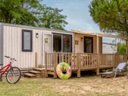 Camping Pas Cher vous présente avec son site Officiel campingpascher.fr, le Camping Sandaya Domaine Le Midi classé 5 étoiles, situé sur la commune de Noirmoutier En L'ile dans le département Vendée (Pays De La Loire) en France. Le camping Sandaya Domaine Le Midi, vous présente un hébergement de type mobil-home de 30 m² pour 2 personnes. Le camping Sandaya Domaine Le Midi vous propose du lundi 25 mai au lundi 01 juin 2026, en promotion à -20% pour 7 nuits à 274,40 € au lieu de 343,0 € soit une Économie de 68,60 €. Cette location propose 135 dates différentes pour réserver votre séjour. Découvrez également les 13 autres gammes d'hébergements du camping. Piscine couverte, Piscine extérieure, Animations familiales, Club ados, Club enfants, Aire de jeux enfants, Canoë-kayak, Club enfant de nuit, Court de tennis, Golf, Jet-ski, Paddle, Ping-pong, Planche à voile, Plongée, Pétanque, Skatepark, Structure gonflable enfants, Terrain de basketball, Terrain de football, Terrain multisports, Tir à l’arc, Voile, kiteSurf, Bar, Boulangerie, Pizzeria, Plats à emporter, Snack/Bar, Épicerie,... En savoir plus : cliquez-ICI.