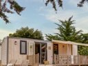 Camping Pas Cher vous présente avec son site Officiel campingpascher.fr, le Camping Sandaya Domaine Le Midi classé 5 étoiles, situé sur la commune de Noirmoutier En L'ile dans le département Vendée (Pays De La Loire) en France. Le camping Sandaya Domaine Le Midi, vous présente un hébergement de type mobil-home de 34 m² pour 3 personnes et télévision. Le camping Sandaya Domaine Le Midi vous propose du dimanche 03 mai au dimanche 10 mai 2026, en promotion à -20% pour 7 nuits à 330,40 € au lieu de 413,0 € soit une Économie de 82,60 €. Cette location propose 130 dates différentes pour réserver votre séjour. Découvrez également les 13 autres gammes d'hébergements du camping. Piscine couverte, Piscine extérieure, Animations familiales, Club ados, Club enfants, Aire de jeux enfants, Canoë-kayak, Club enfant de nuit, Court de tennis, Golf, Jet-ski, Paddle, Ping-pong, Planche à voile, Plongée, Pétanque, Skatepark, Structure gonflable enfants, Terrain de basketball, Terrain de football, Terrain multisports, Tir à l’arc, Voile, kiteSurf, Bar, Boulangerie, Pizzeria, Plats à emporter, Snack/Bar, Épicerie,... En savoir plus : cliquez-ICI.