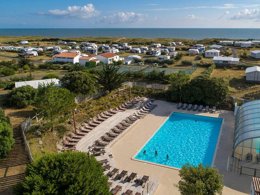 Camping Pas Cher vous présente avec son site Officiel campingpascher.fr, le Camping Sandaya Domaine Le Midi classé 5 étoiles, situé sur la commune de Noirmoutier En L'ile dans le département Vendée (Pays De La Loire) en France. Le camping Sandaya Domaine Le Midi, vous présente un hébergement de type tente de 36 m² pour 5 personnes. Le camping Sandaya Domaine Le Midi vous propose du jeudi 04 juin au jeudi 11 juin 2026 avec une PROMO de DERNIÈRE MINUTE, en promotion à -27% pour 7 nuits à 263,20 € au lieu de 364 € soit une Économie de 100,80 €. Cette location propose 55 dates différentes pour réserver votre séjour. Découvrez également les 13 autres gammes d'hébergements du camping. Piscine couverte, Piscine extérieure, Animations familiales, Club ados, Club enfants, Aire de jeux enfants, Canoë-kayak, Club enfant de nuit, Court de tennis, Golf, Jet-ski, Paddle, Ping-pong, Planche à voile, Plongée, Pétanque, Skatepark, Structure gonflable enfants, Terrain de basketball, Terrain de football, Terrain multisports, Tir à l’arc, Voile, kiteSurf, Bar, Boulangerie, Pizzeria, Plats à emporter, Snack/Bar, Épicerie,... En savoir plus : cliquez-ICI.
