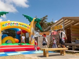 Camping Pas Cher vous présente avec son site Officiel campingpascher.fr, le Camping Sandaya Domaine Le Midi classé 5 étoiles, situé sur la commune de Noirmoutier En L'ile dans le département Vendée (Pays De La Loire) en France. Le camping Sandaya Domaine Le Midi, vous présente un hébergement de type tente en toile et bois de 20 m² pour 4 personnes. Le camping Sandaya Domaine Le Midi vous propose du lundi 25 mai au lundi 01 juin 2026, en promotion à -20% pour 7 nuits à 207,20 € au lieu de 259,0 € soit une Économie de 51,80 €. Cette location propose 95 dates différentes pour réserver votre séjour. Découvrez également les 13 autres gammes d'hébergements du camping. Piscine couverte, Piscine extérieure, Animations familiales, Club ados, Club enfants, Aire de jeux enfants, Canoë-kayak, Club enfant de nuit, Court de tennis, Golf, Jet-ski, Paddle, Ping-pong, Planche à voile, Plongée, Pétanque, Skatepark, Structure gonflable enfants, Terrain de basketball, Terrain de football, Terrain multisports, Tir à l’arc, Voile, kiteSurf, Bar, Boulangerie, Pizzeria, Plats à emporter, Snack/Bar, Épicerie,... En savoir plus : cliquez-ICI.