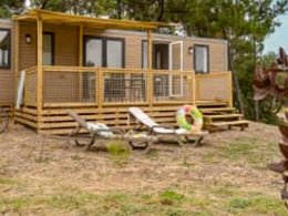 Camping Pas Cher vous présente avec son site Officiel campingpascher.fr, le Camping Sandaya Domaine Le Midi classé 5 étoiles, situé sur la commune de Noirmoutier En L'ile dans le département Vendée (Pays De La Loire) en France. Le camping Sandaya Domaine Le Midi, vous présente un hébergement de type mobil-home de 40 m² pour 6 personnes et télévision. Le camping Sandaya Domaine Le Midi vous propose du jeudi 30 avril au jeudi 07 mai 2026, en promotion à -20% pour 7 nuits à 498,40 € au lieu de 623,0 € soit une Économie de 124,60 €. Cette location propose 95 dates différentes pour réserver votre séjour. Découvrez également les 13 autres gammes d'hébergements du camping. Piscine couverte, Piscine extérieure, Animations familiales, Club ados, Club enfants, Aire de jeux enfants, Canoë-kayak, Club enfant de nuit, Court de tennis, Golf, Jet-ski, Paddle, Ping-pong, Planche à voile, Plongée, Pétanque, Skatepark, Structure gonflable enfants, Terrain de basketball, Terrain de football, Terrain multisports, Tir à l’arc, Voile, kiteSurf, Bar, Boulangerie, Pizzeria, Plats à emporter, Snack/Bar, Épicerie,... En savoir plus : cliquez-ICI.