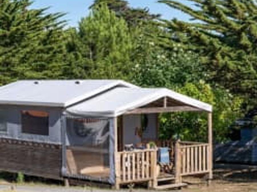 Camping Pas Cher vous présente avec son site Officiel campingpascher.fr, le Camping Sandaya La Bosse - île De Noirmoutier classé 4 étoiles, situé sur la commune de L'épine dans le département Vendée (Pays De La Loire) en France. Le camping Sandaya La Bosse - île De Noirmoutier, vous présente un hébergement de type tente en toile et bois de 20 m². Le camping Sandaya La Bosse - île De Noirmoutier vous propose du sam. 12 septembre au sam. 19 septembre 2026, en promotion à -20% pour 7 nuits à 263,20 € au lieu de 329,0 € soit une Économie de 65,80 €. Cette location propose 54 dates différentes pour réserver votre séjour. Découvrez également les 2 autres gammes d'hébergements du camping. Les Avis clients pour le Camping Sandaya La Bosse - île De Noirmoutier sont excellents avec une note moyenne de 9 sur 10. Mer, Animation enfants, Aire de jeux enfants, Canoë-kayak, Centre équestre, Cyclisme, Jet-ski, Ping-pong, Pétanque, Randonnée, Voile,... En savoir plus : cliquez-ICI.