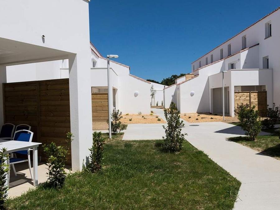 Camping Pas Cher vous présente avec son site Officiel campingpascher.fr, la Résidence Odalys Collection Le Domaine Des Pins - Bois De La Chaise classé 4 étoiles, située sur la commune de Noirmoutier En L'ile dans le département Vendée (Pays De La Loire) en France. La résidence Odalys Collection Le Domaine Des Pins - Bois De La Chaise, vous présente un hébergement de type appartement de 47 m² pour 6 personnes et télévision. La résidence Odalys Collection Le Domaine Des Pins - Bois De La Chaise vous proposeun séjour PAS CHER avec une REMISEdu sam. 06 juin au sam. 13 juin 2026 avec une PROMO de DERNIÈRE MINUTE, en promotion à -30% pour 7 nuits à 699,30 € au lieu de 999,0 € soit une Économie de 299,70 €. Cette location propose 30 dates différentes pour réserver votre séjour. Découvrez également les 6 autres gammes d'hébergements de la résidence. Les Avis clients pour la Résidence Odalys Collection Le Domaine Des Pins - Bois De La Chaise sont excellents avec une note moyenne de 8 sur 10. Piscine chauffée, Piscine extérieure, Aire de jeux enfants, Canoë-kayak, Cyclisme, Golf, Paddle, Ping-pong, Pétanque, Randonnée, Salle de fitness,... En savoir plus : cliquez-ICI.