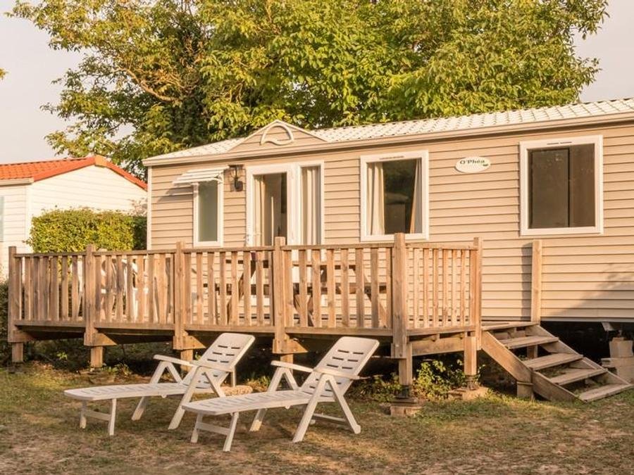 Camping Pas Cher vous présente avec son site Officiel campingpascher.fr, le Camping Le Petit Trianon classé 4 étoiles, situé sur la commune de Ingrandes Sur Vienne dans le département Vienne (Poitou Charentes) en France. Le camping Le Petit Trianon, vous présente un hébergement de type mobil-home de 32 m² pour 6 personnes et télévision. Le camping Le Petit Trianon vous propose du dimanche 07 juin au dimanche 14 juin 2026 pour 7 nuits à 781€. Cette location propose 58 dates différentes pour réserver votre séjour. Découvrez également les 11 autres gammes d'hébergements du camping. Les Avis clients pour le Camping Le Petit Trianon sont excellents avec une note moyenne de 8 sur 10. Rivière, Bassin enfant, Piscine extérieure, Aire de jeux enfants, Canoë-kayak, Centre équestre, Cyclisme, Golf, Ping-pong, Pétanque, Terrain de volley-ball, Bar, Dépôt de pain, Restaurant, Épicerie,... En savoir plus : cliquez-ICI.