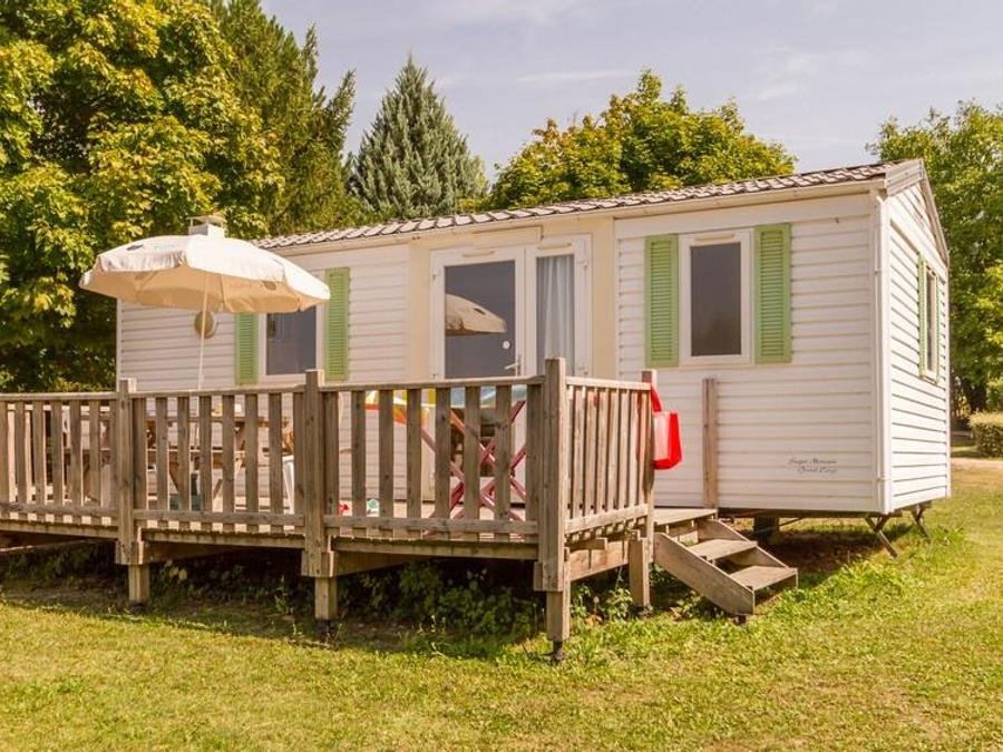Camping Pas Cher vous présente avec son site Officiel campingpascher.fr, le Camping Le Petit Trianon classé 4 étoiles, situé sur la commune de Ingrandes Sur Vienne dans le département Vienne (Poitou Charentes) en France. Le camping Le Petit Trianon vous propose un hébergement de type mobil-home de 28 m² pour 4 personnes. Cet hébergement propose plus de 94 dates différentes pour réserver ! Pour dévouvrir la période la moins chère, consultez la rubrique 'Tarifs' et sélectionnez votre mois de départ. L'établissement vous propose 11 autres types d'hébergements. Découvrez tous nos séjours à petits prix dans la commune et aux alentours de Ingrandes Sur Vienne du département : Vienne (Poitou Charentes). Les Avis clients pour le Camping Le Petit Trianon sont excellents avec une note moyenne de 8 sur 10. Rivière, Bassin enfant, Piscine extérieure, Club enfants, Aire de jeux enfants, Canoë-kayak, Centre équestre, Cyclisme, Golf, Ping-pong, Pétanque, Terrain de volley-ball, Bar, Dépôt de pain, Restaurant, Épicerie,... En savoir plus : cliquez-ICI.