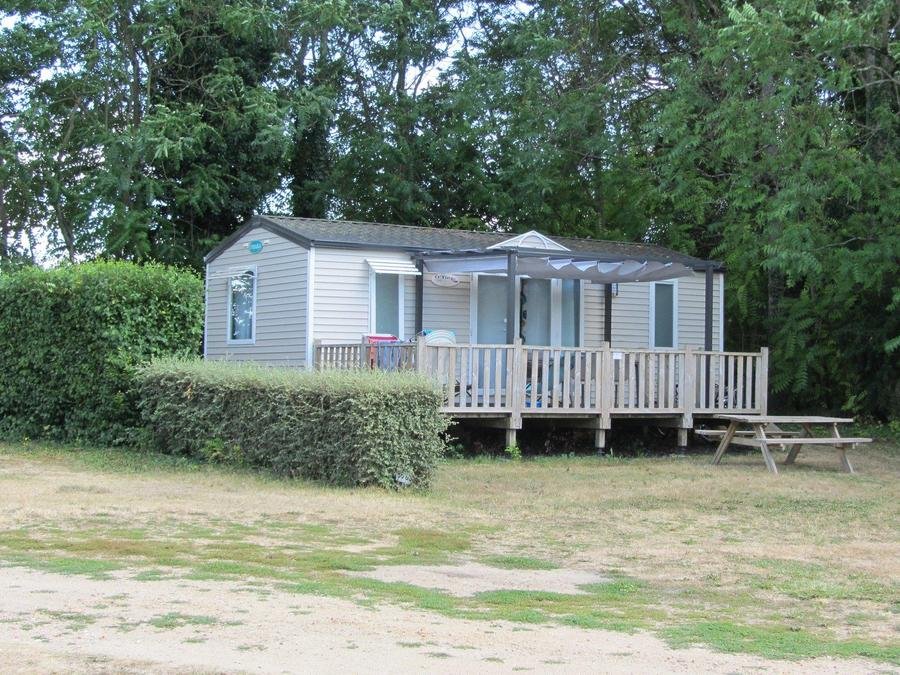 Camping Pas Cher vous présente avec son site Officiel campingpascher.fr, le Camping Le Petit Trianon classé 4 étoiles, situé sur la commune de Ingrandes Sur Vienne dans le département Vienne (Poitou Charentes) en France. Le camping Le Petit Trianon, vous présente un hébergement de type mobil-home de 28 m² pour 6 personnes et télévision. Le camping Le Petit Trianon vous propose du dimanche 07 juin au dimanche 14 juin 2026 pour 7 nuits à 739€. Cette location propose 80 dates différentes pour réserver votre séjour. Découvrez également les 11 autres gammes d'hébergements du camping. Les Avis clients pour le Camping Le Petit Trianon sont excellents avec une note moyenne de 8 sur 10. Rivière, Bassin enfant, Piscine extérieure, Aire de jeux enfants, Canoë-kayak, Centre équestre, Cyclisme, Golf, Ping-pong, Pétanque, Terrain de volley-ball, Bar, Dépôt de pain, Restaurant, Épicerie,... En savoir plus : cliquez-ICI.