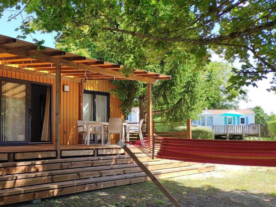 Camping Pas Cher vous présente avec son site Officiel campingpascher.fr, le Camping Le Petit Trianon classé 4 étoiles, situé sur la commune de Ingrandes Sur Vienne dans le département Vienne (Poitou Charentes) en France. Le camping Le Petit Trianon, vous présente un hébergement de type mobil-home de 32 m² pour 4 personnes et télévision. Le camping Le Petit Trianon vous propose du dimanche 07 juin au dimanche 14 juin 2026 pour 7 nuits à 823€. Cette location propose 43 dates différentes pour réserver votre séjour. Découvrez également les 11 autres gammes d'hébergements du camping. Les Avis clients pour le Camping Le Petit Trianon sont excellents avec une note moyenne de 8 sur 10. Rivière, Bassin enfant, Piscine extérieure, Club enfants, Aire de jeux enfants, Canoë-kayak, Centre équestre, Cyclisme, Golf, Ping-pong, Pétanque, Terrain de volley-ball, Bar, Dépôt de pain, Restaurant, Épicerie,... En savoir plus : cliquez-ICI.
