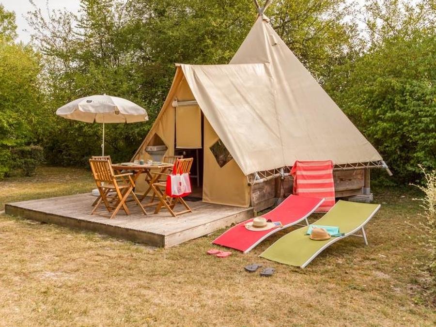 Camping Pas Cher vous présente avec son site Officiel campingpascher.fr, le Camping Le Petit Trianon classé 4 étoiles, situé sur la commune de Ingrandes Sur Vienne dans le département Vienne (Poitou Charentes) en France. Le camping Le Petit Trianon vous propose un hébergement de type tente en toile et bois de 18 m² pour 4 personnes. Cet hébergement propose plus de 94 dates différentes pour réserver ! Pour dévouvrir la période la moins chère, consultez la rubrique 'Tarifs' et sélectionnez votre mois de départ. L'établissement vous propose 11 autres types d'hébergements. Découvrez tous nos séjours à petits prix dans la commune et aux alentours de Ingrandes Sur Vienne du département : Vienne (Poitou Charentes). Les Avis clients pour le Camping Le Petit Trianon sont excellents avec une note moyenne de 8 sur 10. Rivière, Bassin enfant, Piscine extérieure, Club enfants, Aire de jeux enfants, Canoë-kayak, Centre équestre, Cyclisme, Golf, Ping-pong, Pétanque, Terrain de volley-ball, Bar, Dépôt de pain, Restaurant, Épicerie,... En savoir plus : cliquez-ICI.