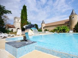 Camping Pas Cher vous présente avec son site Officiel campingpascher.fr, le Camping Le Petit Trianon classé 4 étoiles, situé sur la commune de Ingrandes Sur Vienne dans le département Vienne (Poitou Charentes) en France. Le camping Le Petit Trianon vous propose un hébergement de type mobil-home de 30 m² pour 2 personnes. Cet hébergement propose plus de 94 dates différentes pour réserver ! Pour dévouvrir la période la moins chère, consultez la rubrique 'Tarifs' et sélectionnez votre mois de départ. L'établissement vous propose 11 autres types d'hébergements. Découvrez tous nos séjours à petits prix dans la commune et aux alentours de Ingrandes Sur Vienne du département : Vienne (Poitou Charentes). Les Avis clients pour le Camping Le Petit Trianon sont excellents avec une note moyenne de 8 sur 10. Rivière, Bassin enfant, Piscine extérieure, Club enfants, Aire de jeux enfants, Canoë-kayak, Centre équestre, Cyclisme, Golf, Ping-pong, Pétanque, Terrain de volley-ball, Bar, Dépôt de pain, Restaurant, Épicerie,... En savoir plus : cliquez-ICI.