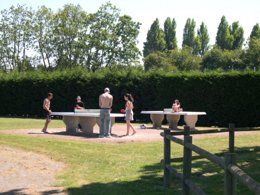 Camping Pas Cher vous présente avec son site Officiel campingpascher.fr, le Camping Le Fanal classé 4 étoiles, situé sur la commune de Isigny Sur Mer dans le département Calvados (Basse-normandie) en France. Le camping Le Fanal vous propose un hébergement de type mobil-home de 36 m² pour 1 personne (télévision). L'établissement vous propose 2 autres types d'hébergements. Découvrez tous nos séjours à petits prix dans la commune et aux alentours de Isigny Sur Mer du département : Calvados (Basse-normandie). Les Avis clients pour le Camping Le Fanal sont de 7 sur 10. Piscine couverte, Piscine extérieure, Animations familiales, Club enfants, Aire de jeux enfants, Court de tennis, Ping-pong, Pétanque, Salle de fitness, Terrain de badminton, Terrain multisports, Bar, Dépôt de pain, Pizzeria, Plats à emporter, Snack/Bar, Épicerie,... En savoir plus : cliquez-ICI.