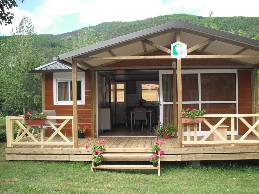 Camping Pas Cher vous présente avec son site Officiel campingpascher.fr, le Camping La Pierre De L'Aigle classé 3 étoiles, situé sur la commune de La Breole dans le département Alpes-de-haute-provence (Provence Alpes Côte D'azur) en France. Le camping La Pierre De L'Aigle, vous présente un hébergement de type chalet de 35 m² pour 6 personnes et télévision. Le camping La Pierre De L'Aigle vous propose du jeudi 01 octobre au jeudi 08 octobre 2026 pour 7 nuits à 540€. Cette location propose 78 dates différentes pour réserver votre séjour. Découvrez également les 7 autres gammes d'hébergements du camping. Les Avis clients pour le Camping La Pierre De L'Aigle sont excellents avec une note moyenne de 8 sur 10. LacRivière, Piscine chauffée, Piscine extérieure, Animations familiales, Aire de jeux enfants, Baby-foot, Canoë-kayak, Canyoning, Centre équestre, Cyclisme, Location de bateaux, Paddle, Ping-pong, Piscine, Pédalo, Pétanque, Rafting, Randonnée, Ski nautique, Terrain de football, Pizzeria, Restaurant,... En savoir plus : cliquez-ICI.