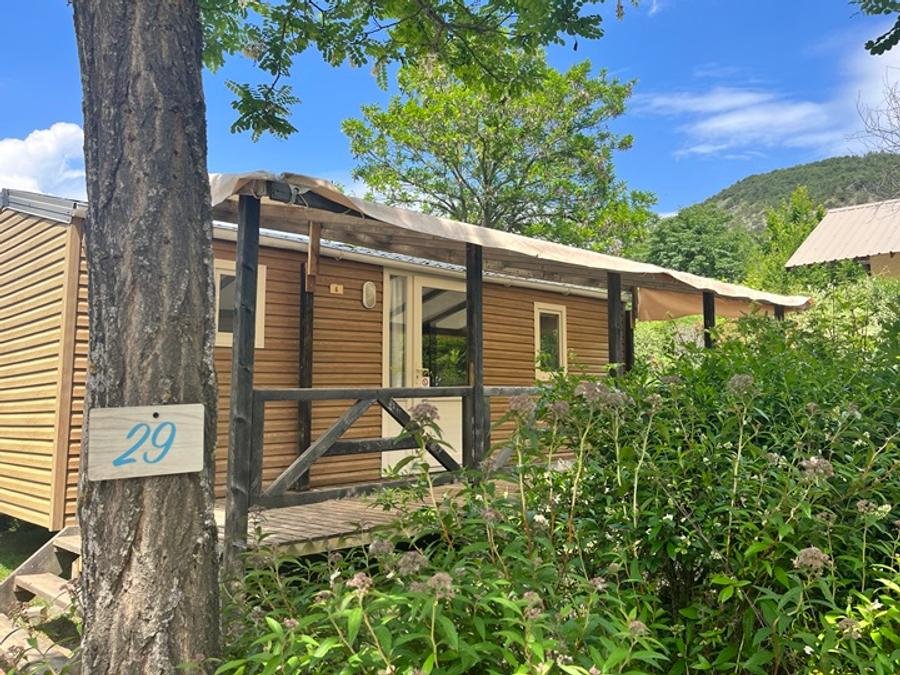 Camping Pas Cher vous présente avec son site Officiel campingpascher.fr, le Camping La Pierre De L'Aigle classé 3 étoiles, situé sur la commune de La Breole dans le département Alpes-de-haute-provence (Provence Alpes Côte D'azur) en France. Le camping La Pierre De L'Aigle, vous présente un hébergement de type chalet de 28 m² pour 4 personnes et télévision. Le camping La Pierre De L'Aigle vous propose du jeudi 01 octobre au jeudi 08 octobre 2026 pour 7 nuits à 440€. Cette location propose 80 dates différentes pour réserver votre séjour. Découvrez également les 7 autres gammes d'hébergements du camping. Les Avis clients pour le Camping La Pierre De L'Aigle sont excellents avec une note moyenne de 8 sur 10. LacRivière, Piscine chauffée, Piscine extérieure, Animations familiales, Aire de jeux enfants, Baby-foot, Canoë-kayak, Canyoning, Centre équestre, Cyclisme, Location de bateaux, Paddle, Ping-pong, Piscine, Pédalo, Pétanque, Rafting, Randonnée, Ski nautique, Terrain de football, Pizzeria, Restaurant,... En savoir plus : cliquez-ICI.