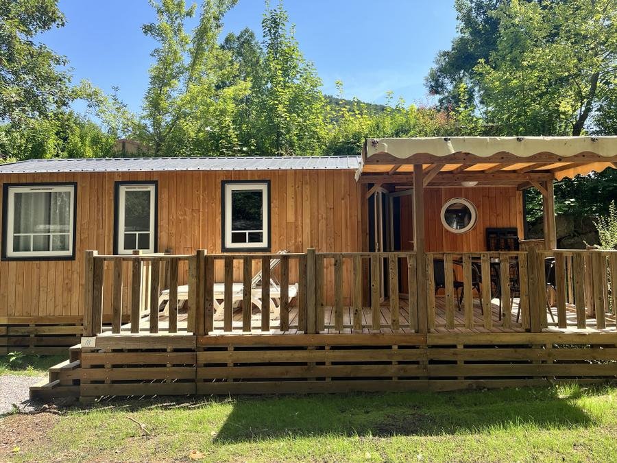 Camping Pas Cher vous présente avec son site Officiel campingpascher.fr, le Camping La Pierre De L'Aigle classé 3 étoiles, situé sur la commune de La Breole dans le département Alpes-de-haute-provence (Provence Alpes Côte D'azur) en France. Le camping La Pierre De L'Aigle vous propose un hébergement de type bungalow de 36 m² pour 6 personnes (télévision). Cet hébergement propose plus de 54 dates différentes pour réserver ! Pour dévouvrir la période la moins chère, consultez la rubrique 'Tarifs' et sélectionnez votre mois de départ. L'établissement vous propose 9 autres types d'hébergements. Découvrez tous nos séjours à petits prix dans la commune et aux alentours de La Breole du département : Alpes-de-haute-provence (Provence Alpes Côte D'azur). Les Avis clients pour le Camping La Pierre De L'Aigle sont excellents avec une note moyenne de 8 sur 10. LacRivière, Piscine chauffée, Piscine extérieure, Animations familiales, Aire de jeux enfants, Baby-foot, Canoë-kayak, Canyoning, Centre équestre, Cyclisme, Location de bateaux, Paddle, Ping-pong, Piscine, Pédalo, Pétanque, Rafting, Randonnée, Ski nautique, Terrain de football, Pizzeria, Restaurant,... En savoir plus : cliquez-ICI.
