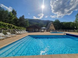 Camping Pas Cher vous présente avec son site Officiel campingpascher.fr, le Camping La Pierre De L'Aigle classé 3 étoiles, situé sur la commune de La Breole dans le département Alpes-de-haute-provence (Provence Alpes Côte D'azur) en France. Le camping La Pierre De L'Aigle vous propose un hébergement de type chalet de 35 m² pour 6 personnes (télévision). L'établissement vous propose 8 autres types d'hébergements. Découvrez tous nos séjours à petits prix dans la commune et aux alentours de La Breole du département : Alpes-de-haute-provence (Provence Alpes Côte D'azur). Les Avis clients pour le Camping La Pierre De L'Aigle sont excellents avec une note moyenne de 8 sur 10. LacRivière, Piscine chauffée, Piscine extérieure, Animations familiales, Aire de jeux enfants, Baby-foot, Canoë-kayak, Canyoning, Centre équestre, Cyclisme, Location de bateaux, Paddle, Ping-pong, Piscine, Pédalo, Pétanque, Rafting, Randonnée, Ski nautique, Terrain de football, Pizzeria, Restaurant,... En savoir plus : cliquez-ICI.