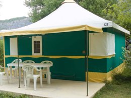 Camping Pas Cher vous présente avec son site Officiel campingpascher.fr, le Camping La Pierre De L'Aigle classé 3 étoiles, situé sur la commune de La Breole dans le département Alpes-de-haute-provence (Provence Alpes Côte D'azur) en France. Le camping La Pierre De L'Aigle vous propose un hébergement de type bungalow toilé de 25 m² pour 5 personnes. L'établissement vous propose 8 autres types d'hébergements. Découvrez tous nos séjours à petits prix dans la commune et aux alentours de La Breole du département : Alpes-de-haute-provence (Provence Alpes Côte D'azur). Les Avis clients pour le Camping La Pierre De L'Aigle sont excellents avec une note moyenne de 8 sur 10. LacRivière, Piscine chauffée, Piscine extérieure, Animations familiales, Aire de jeux enfants, Baby-foot, Canoë-kayak, Canyoning, Centre équestre, Cyclisme, Location de bateaux, Paddle, Ping-pong, Piscine, Pédalo, Pétanque, Rafting, Randonnée, Ski nautique, Terrain de football, Pizzeria, Restaurant,... En savoir plus : cliquez-ICI.