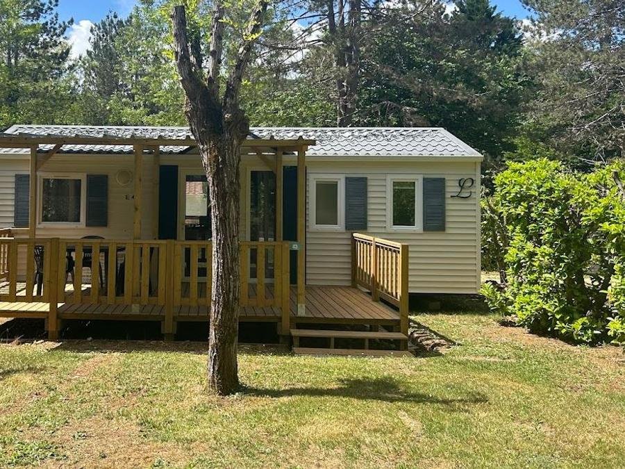 Camping Pas Cher vous présente avec son site Officiel campingpascher.fr, le Camping La Grande Prade classé 3 étoiles, situé sur la commune de La Cassagne dans le département Dordogne (Aquitaine) en France. Le camping La Grande Prade, vous présente un hébergement de type mobil-home de 32 m² pour 6 personnes avec climatisation et télévision. Le camping La Grande Prade vous propose du sam. 22 août au sam. 29 août 2026, en promotion à -15% pour 7 nuits à 697 € au lieu de 820,0 € soit une Économie de 123 €. Cette location propose 39 dates différentes pour réserver votre séjour. Découvrez également les 11 autres gammes d'hébergements du camping. Les Avis clients pour le Camping La Grande Prade sont excellents avec une note moyenne de 8 sur 10. Étang, Piscine chauffée, Piscine extérieure, Animations familiales, Aire de jeux enfants, Baby-foot, Canoë-kayak, Centre équestre, Cyclisme, Flipper, Golf, Parcours sportif, Ping-pong, Piscine, Pétanque, Randonnée, Terrain de football, Terrain de volley-ball, Bar, Boulangerie, Dépôt de pain, Pizzeria, Plats à emporter, Snack/Bar, Supermarché,... En savoir plus : cliquez-ICI.