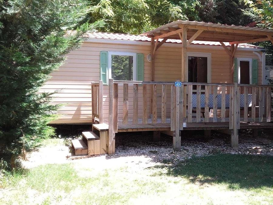 Camping Pas Cher vous présente avec son site Officiel campingpascher.fr, le Camping La Grande Prade classé 3 étoiles, situé sur la commune de La Cassagne dans le département Dordogne (Aquitaine) en France. Le camping La Grande Prade, vous présente un hébergement de type mobil-home de 28 m² pour 6 personnes avec climatisation et télévision. Le camping La Grande Prade vous propose du sam. 22 août au sam. 29 août 2026, en promotion à -15% pour 7 nuits à 654,50 € au lieu de 770,0 € soit une Économie de 115,50 €. Cette location propose 39 dates différentes pour réserver votre séjour. Découvrez également les 11 autres gammes d'hébergements du camping. Les Avis clients pour le Camping La Grande Prade sont excellents avec une note moyenne de 8 sur 10. Étang, Piscine chauffée, Piscine extérieure, Animations familiales, Aire de jeux enfants, Baby-foot, Canoë-kayak, Centre équestre, Cyclisme, Flipper, Golf, Parcours sportif, Ping-pong, Piscine, Pétanque, Randonnée, Terrain de football, Terrain de volley-ball, Bar, Boulangerie, Dépôt de pain, Pizzeria, Plats à emporter, Snack/Bar, Supermarché,... En savoir plus : cliquez-ICI.
