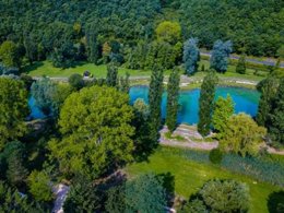 Camping Pas Cher vous présente avec son site Officiel campingpascher.fr, le Camping La Grande Prade classé 3 étoiles, situé sur la commune de La Cassagne dans le département Dordogne (Aquitaine) en France. Le camping La Grande Prade, vous présente un hébergement de type mobil-home de 28 m² pour 6 personnes. Le camping La Grande Prade vous propose du sam. 29 août au sam. 05 septembre 2026, en promotion à -20% pour 7 nuits à 216 € au lieu de 270,0 € soit une Économie de 54 €. Cette location propose 87 dates différentes pour réserver votre séjour. Découvrez également les 11 autres gammes d'hébergements du camping. Les Avis clients pour le Camping La Grande Prade sont excellents avec une note moyenne de 8 sur 10. Étang, Piscine chauffée, Piscine extérieure, Animations familiales, Aire de jeux enfants, Baby-foot, Canoë-kayak, Centre équestre, Cyclisme, Flipper, Golf, Parcours sportif, Ping-pong, Piscine, Pétanque, Randonnée, Terrain de football, Terrain de volley-ball, Bar, Boulangerie, Dépôt de pain, Pizzeria, Plats à emporter, Snack/Bar, Supermarché,... En savoir plus : cliquez-ICI.