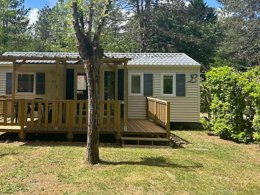 Camping Pas Cher vous présente avec son site Officiel campingpascher.fr, le Camping La Grande Prade classé 3 étoiles, situé sur la commune de La Cassagne dans le département Dordogne (Aquitaine) en France. Le camping La Grande Prade, vous présente un hébergement de type mobil-home de 32 m² pour 6 personnes avec climatisation et télévision. Le camping La Grande Prade vous propose du sam. 29 août au sam. 05 septembre 2026, en promotion à -20% pour 7 nuits à 320 € au lieu de 400,0 € soit une Économie de 80 €. Cette location propose 65 dates différentes pour réserver votre séjour. Découvrez également les 11 autres gammes d'hébergements du camping. Les Avis clients pour le Camping La Grande Prade sont excellents avec une note moyenne de 8 sur 10. Étang, Piscine chauffée, Piscine extérieure, Animations familiales, Aire de jeux enfants, Baby-foot, Canoë-kayak, Centre équestre, Cyclisme, Flipper, Golf, Parcours sportif, Ping-pong, Piscine, Pétanque, Randonnée, Terrain de football, Terrain de volley-ball, Bar, Boulangerie, Dépôt de pain, Pizzeria, Plats à emporter, Snack/Bar, Supermarché,... En savoir plus : cliquez-ICI.