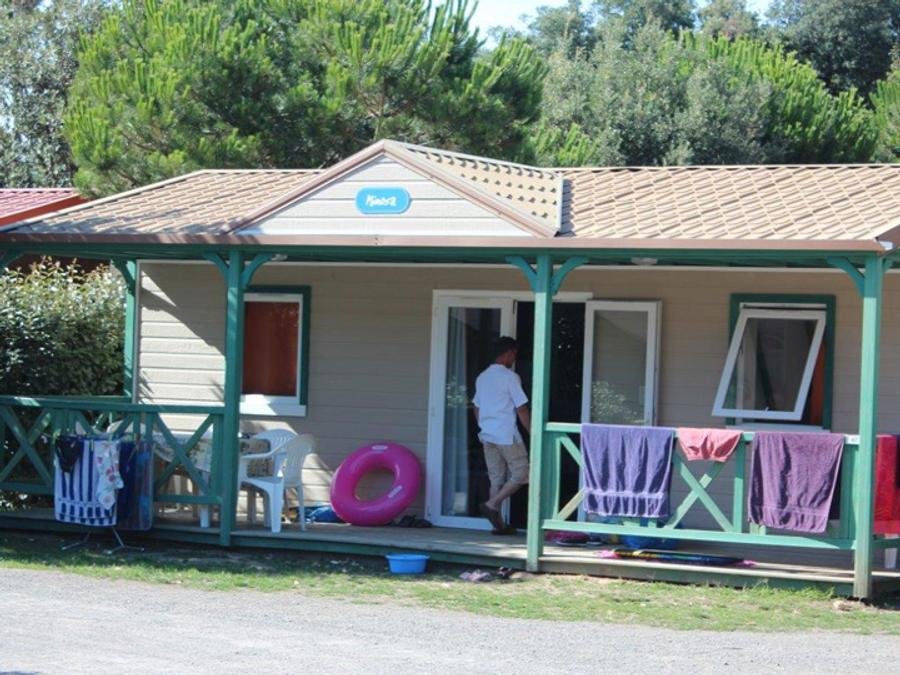 Camping Pas Cher vous présente avec son site Officiel campingpascher.fr, le Camping Le Bosquet classé 2 étoiles, situé sur la commune de Jard Sur Mer dans le département Vendée (Pays De La Loire) en France. Le camping Le Bosquet vous propose un hébergement de type chalet de 27 m² pour 2 personnes (télévision). Cet hébergement propose plus de 6 dates différentes pour réserver ! Pour dévouvrir la période la moins chère, consultez la rubrique 'Tarifs' et sélectionnez votre mois de départ. L'établissement vous propose 4 autres types d'hébergements. Découvrez tous nos séjours à petits prix dans la commune et aux alentours de Jard Sur Mer du département : Vendée (Pays De La Loire). Les Avis clients pour le Camping Le Bosquet sont excellents avec une note moyenne de 8 sur 10. Mer, Aire de jeux enfants, Centre équestre, Cyclisme, Golf, Surf, Dépôt de pain, Supermarché,... En savoir plus : cliquez-ICI.