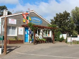 Camping Pas Cher vous présente avec son site Officiel campingpascher.fr, le Camping Le Bosquet classé 2 étoiles, situé sur la commune de Jard Sur Mer dans le département Vendée (Pays De La Loire) en France. Le camping Le Bosquet vous propose un hébergement de type tente en toile et bois de 17 m² pour 1 personne (télévision). L'établissement vous propose 2 autres types d'hébergements. Découvrez tous nos séjours à petits prix dans la commune et aux alentours de Jard Sur Mer du département : Vendée (Pays De La Loire). Les Avis clients pour le Camping Le Bosquet sont excellents avec une note moyenne de 8 sur 10. Mer, Aire de jeux enfants, Centre équestre, Cyclisme, Golf, Ping-pong, Surf, Dépôt de pain, Supermarché,... En savoir plus : cliquez-ICI.