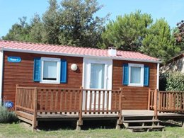 Camping Pas Cher vous présente avec son site Officiel campingpascher.fr, le Camping Le Bosquet classé 2 étoiles, situé sur la commune de Jard Sur Mer dans le département Vendée (Pays De La Loire) en France. Le camping Le Bosquet, vous présente un hébergement de type mobil-home de 26 m² et télévision. Le camping Le Bosquet vous propose du sam. 04 avril au sam. 11 avril 2026 pour 7 nuits à 217€. Cette location propose 73 dates différentes pour réserver votre séjour. Découvrez également les 3 autres gammes d'hébergements du camping. Les Avis clients pour le Camping Le Bosquet sont excellents avec une note moyenne de 8 sur 10. Mer, Aire de jeux enfants, Centre équestre, Cyclisme, Golf, Surf, Dépôt de pain, Supermarché,... En savoir plus : cliquez-ICI.