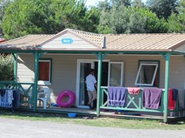 Camping Pas Cher vous présente avec son site Officiel campingpascher.fr, le Camping Le Bosquet classé 2 étoiles, situé sur la commune de Jard Sur Mer dans le département Vendée (Pays De La Loire) en France. Le camping Le Bosquet, vous présente un hébergement de type tente en toile et bois de 17 m² pour 5 personnes. Le camping Le Bosquet vous propose du sam. 04 avril au sam. 11 avril 2026 pour 7 nuits à 169€. Cette location propose 23 dates différentes pour réserver votre séjour. Découvrez également les 4 autres gammes d'hébergements du camping. Les Avis clients pour le Camping Le Bosquet sont excellents avec une note moyenne de 8 sur 10. Mer, Aire de jeux enfants, Centre équestre, Cyclisme, Golf, Surf, Dépôt de pain, Supermarché,... En savoir plus : cliquez-ICI.