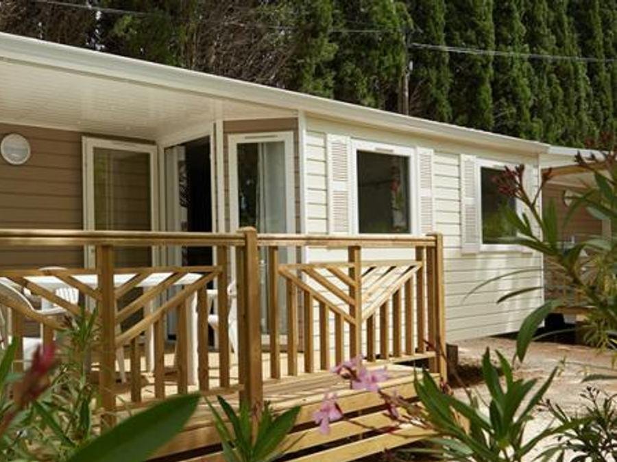 Camping Pas Cher vous présente avec son site Officiel campingpascher.fr, le Camping Paradis - La Pomme De Pin classé 4 étoiles, situé sur la commune de Jard Sur Mer dans le département Vendée (Pays De La Loire) en France. Le camping Paradis - La Pomme De Pin, vous présente un hébergement de type mobil-home de 27 m² et télévision. Le camping Paradis - La Pomme De Pin vous propose du sam. 06 juin au sam. 13 juin 2026 pour 7 nuits à 199€. Cette location propose 7 dates différentes pour réserver votre séjour. Découvrez également les 13 autres gammes d'hébergements du camping. Les Avis clients pour le Camping Paradis - La Pomme De Pin sont excellents avec une note moyenne de 8 sur 10. Mer, Piscine couverte, Piscine extérieure, Animations familiales, Club enfants, Aire de jeux enfants, Baby-foot, Canoë-kayak, Centre équestre, Cyclisme, Flipper, Golf, Ping-pong, Piscine, Plongée, Pétanque, Randonnée, Salle de jeux vidéo, Surf, Terrain multisports, Bar, Brasserie, Créperie, Dépôt de pain, Plats à emporter, Supermarché, Épicerie,... En savoir plus : cliquez-ICI.