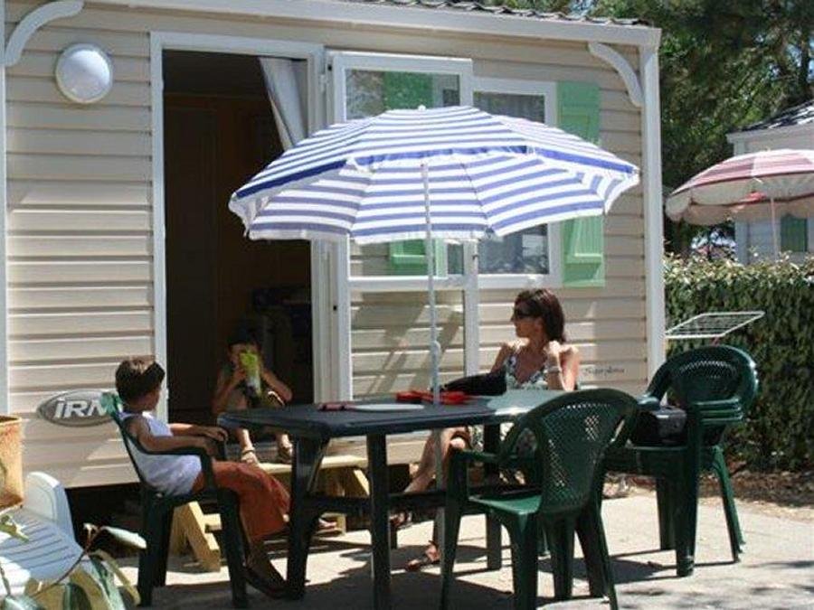 Camping Pas Cher vous présente avec son site Officiel campingpascher.fr, le Camping Paradis - La Pomme De Pin classé 4 étoiles, situé sur la commune de Jard Sur Mer dans le département Vendée (Pays De La Loire) en France. Le camping Paradis - La Pomme De Pin vous propose un hébergement de type mobil-home de 15 m². L'établissement vous propose 13 autres types d'hébergements. Découvrez tous nos séjours à petits prix dans la commune et aux alentours de Jard Sur Mer du département : Vendée (Pays De La Loire). Les Avis clients pour le Camping Paradis - La Pomme De Pin sont excellents avec une note moyenne de 8 sur 10. Mer, Piscine couverte, Piscine extérieure, Animations familiales, Club enfants, Aire de jeux enfants, Baby-foot, Canoë-kayak, Centre équestre, Cyclisme, Flipper, Golf, Ping-pong, Piscine, Plongée, Pétanque, Randonnée, Salle de jeux vidéo, Surf, Terrain multisports, Bar, Brasserie, Créperie, Dépôt de pain, Plats à emporter, Supermarché, Épicerie,... En savoir plus : cliquez-ICI.