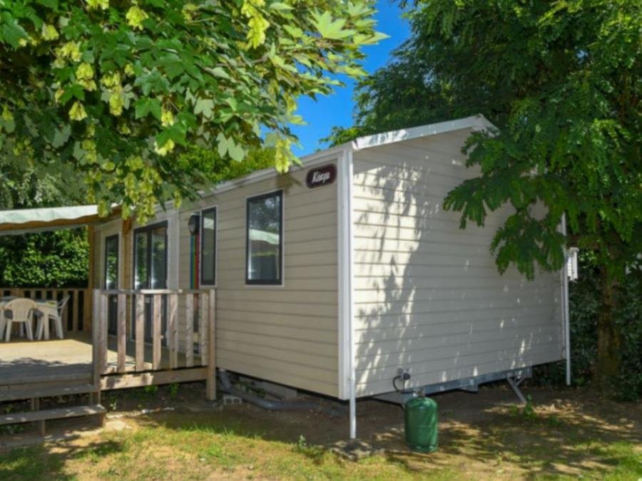 Camping Pas Cher vous présente avec son site Officiel campingpascher.fr, le Camping Paradis - La Pomme De Pin classé 4 étoiles, situé sur la commune de Jard Sur Mer dans le département Vendée (Pays De La Loire) en France. Le camping Paradis - La Pomme De Pin vous propose un hébergement de type mobil-home de 32 m² (télévision). L'établissement vous propose 13 autres types d'hébergements. Découvrez tous nos séjours à petits prix dans la commune et aux alentours de Jard Sur Mer du département : Vendée (Pays De La Loire). Les Avis clients pour le Camping Paradis - La Pomme De Pin sont excellents avec une note moyenne de 8 sur 10. Mer, Piscine couverte, Piscine extérieure, Animations familiales, Club enfants, Aire de jeux enfants, Baby-foot, Canoë-kayak, Centre équestre, Cyclisme, Flipper, Golf, Ping-pong, Piscine, Plongée, Pétanque, Randonnée, Salle de jeux vidéo, Surf, Terrain multisports, Bar, Brasserie, Créperie, Dépôt de pain, Plats à emporter, Supermarché, Épicerie,... En savoir plus : cliquez-ICI.