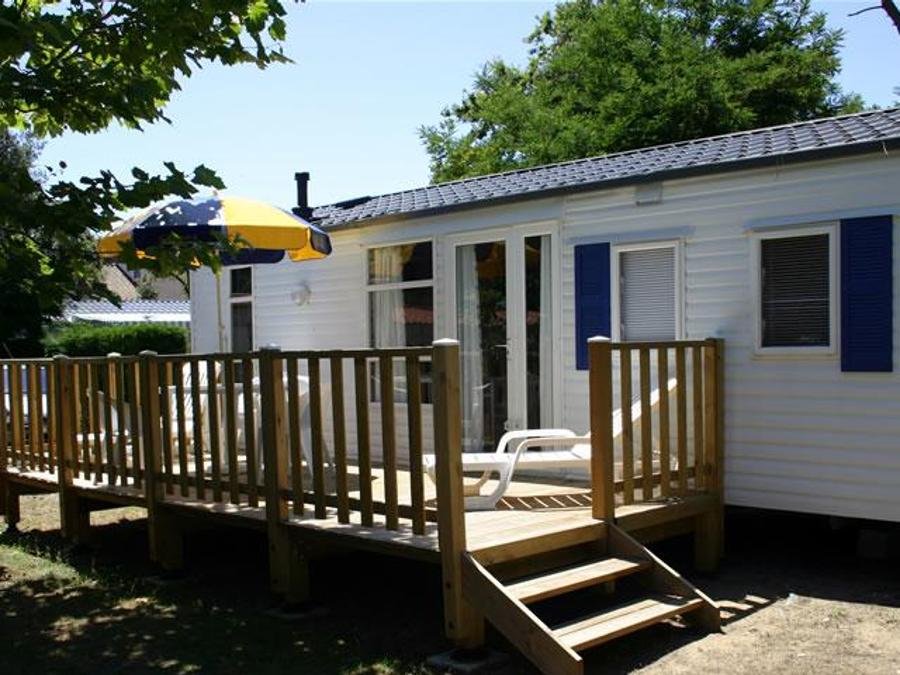 Camping Pas Cher vous présente avec son site Officiel campingpascher.fr, le Camping Paradis - La Pomme De Pin classé 4 étoiles, situé sur la commune de Jard Sur Mer dans le département Vendée (Pays De La Loire) en France. Le camping Paradis - La Pomme De Pin vous propose un hébergement de type mobil-home de 35 m² pour 2 personnes. L'établissement vous propose 13 autres types d'hébergements. Découvrez tous nos séjours à petits prix dans la commune et aux alentours de Jard Sur Mer du département : Vendée (Pays De La Loire). Les Avis clients pour le Camping Paradis - La Pomme De Pin sont excellents avec une note moyenne de 8 sur 10. Mer, Piscine couverte, Piscine extérieure, Animations familiales, Club enfants, Aire de jeux enfants, Baby-foot, Canoë-kayak, Centre équestre, Cyclisme, Flipper, Golf, Ping-pong, Piscine, Plongée, Pétanque, Randonnée, Salle de jeux vidéo, Surf, Terrain multisports, Bar, Brasserie, Créperie, Dépôt de pain, Plats à emporter, Supermarché, Épicerie,... En savoir plus : cliquez-ICI.