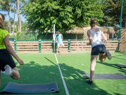 Camping Pas Cher vous présente avec son site Officiel campingpascher.fr, le Camping Paradis - La Pomme De Pin classé 4 étoiles, situé sur la commune de Jard Sur Mer dans le département Vendée (Pays De La Loire) en France. Le camping Paradis - La Pomme De Pin, vous présente un hébergement de type mobil-home de 27 m² pour 6 personnes. Le camping Paradis - La Pomme De Pin vous propose du sam. 04 avril au sam. 11 avril 2026 pour 7 nuits à 199€. Cette location propose 23 dates différentes pour réserver votre séjour. Découvrez également les 11 autres gammes d'hébergements du camping. Les Avis clients pour le Camping Paradis - La Pomme De Pin sont excellents avec une note moyenne de 8 sur 10. Mer, Piscine couverte, Piscine extérieure, Animations familiales, Club enfants, Aire de jeux enfants, Baby-foot, Canoë-kayak, Centre équestre, Cyclisme, Flipper, Golf, Ping-pong, Piscine, Plongée, Pétanque, Randonnée, Salle de jeux vidéo, Surf, Terrain multisports, Bar, Brasserie, Créperie, Dépôt de pain, Plats à emporter, Supermarché, Épicerie,... En savoir plus : cliquez-ICI.