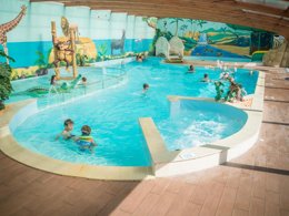 Camping Pas Cher vous présente avec son site Officiel campingpascher.fr, le Camping Paradis - La Pomme De Pin classé 4 étoiles, situé sur la commune de Jard Sur Mer dans le département Vendée (Pays De La Loire) en France. Le camping Paradis - La Pomme De Pin, vous présente un hébergement de type mobil-home pour 6 personnes. Le camping Paradis - La Pomme De Pin vous propose du sam. 04 avril au sam. 11 avril 2026 pour 7 nuits à 149€. Cette location propose 23 dates différentes pour réserver votre séjour. Découvrez également les 11 autres gammes d'hébergements du camping. Les Avis clients pour le Camping Paradis - La Pomme De Pin sont excellents avec une note moyenne de 8 sur 10. Mer, Piscine couverte, Piscine extérieure, Animations familiales, Club enfants, Aire de jeux enfants, Baby-foot, Canoë-kayak, Centre équestre, Cyclisme, Flipper, Golf, Ping-pong, Piscine, Plongée, Pétanque, Randonnée, Salle de jeux vidéo, Surf, Terrain multisports, Bar, Brasserie, Créperie, Dépôt de pain, Plats à emporter, Supermarché, Épicerie,... En savoir plus : cliquez-ICI.