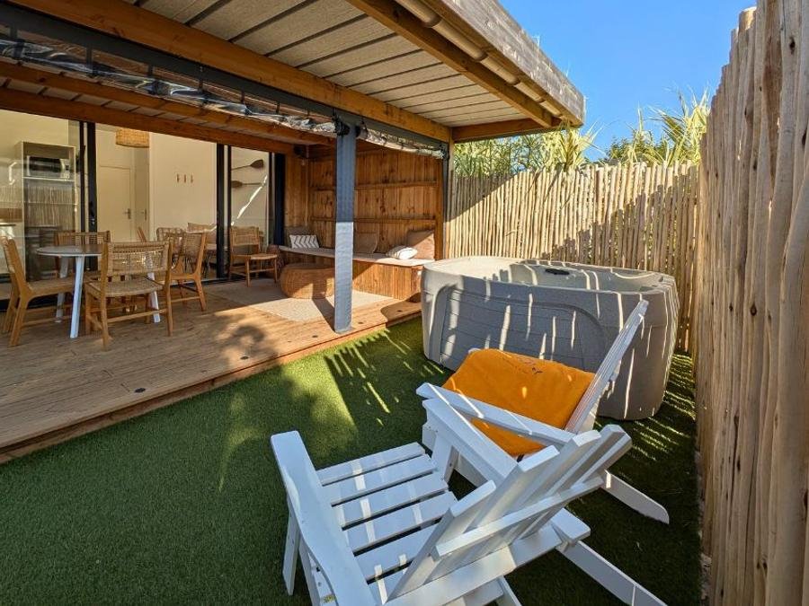 Camping Pas Cher vous présente avec son site Officiel campingpascher.fr, le Camping Océano D'or classé 5 étoiles, situé sur la commune de Jard Sur Mer dans le département Vendée (Pays De La Loire) en France. Le camping Océano D'or, vous présente un hébergement de type villa de 33 m² pour 1 personne avec climatisation et télévision. Le camping Océano D'or vous propose du lundi 14 septembre au lundi 21 septembre 2026 pour 7 nuits à 694€. Cette location propose 17 dates différentes pour réserver votre séjour. Découvrez également les 7 autres gammes d'hébergements du camping. Les Avis clients pour le Camping Océano D'or sont excellents avec une note moyenne de 8 sur 10. Parc aquatique, Piscine couverte, Piscine extérieure, Animations familiales, Club enfants, Aire de jeux enfants, Centre équestre, Court de tennis, Cyclisme, Ping-pong, Pétanque, Salle de fitness, Salle de jeux vidéo, Terrain multisports, Bar, Dépôt de pain, Plats à emporter, Restaurant, Snack/Bar, Épicerie,... En savoir plus : cliquez-ICI.