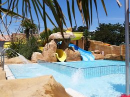 Camping Pas Cher vous présente avec son site Officiel campingpascher.fr, le Camping Océano D'or classé 5 étoiles, situé sur la commune de Jard Sur Mer dans le département Vendée (Pays De La Loire) en France. Le camping Océano D'or, vous présente un hébergement de type mobil-home de 27 m² pour 5 personnes et télévision. Le camping Océano D'or vous proposeun séjour PAS CHER avec une REMISEdu sam. 12 septembre au sam. 19 septembre 2026, en promotion à -32% pour 7 nuits à 239 € au lieu de 352,0 € soit une Économie de 113 €. Cette location propose 52 dates différentes pour réserver votre séjour. Découvrez également les 2 autres gammes d'hébergements du camping. Les Avis clients pour le Camping Océano D'or sont excellents avec une note moyenne de 8 sur 10. Parc aquatique, Piscine couverte, Piscine extérieure, Animations familiales, Club enfants, Aire de jeux enfants, Centre équestre, Court de tennis, Cyclisme, Ping-pong, Pétanque, Salle de fitness, Salle de jeux vidéo, Terrain multisports, Bar, Dépôt de pain, Plats à emporter, Restaurant, Snack/Bar, Épicerie,... En savoir plus : cliquez-ICI.