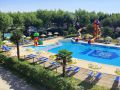 Camping Pas Cher vous présente avec son site Officiel campingpascher.fr, le Établissement Parco Capraro, situé sur la commune de Jesolo Pineta dans le département Venise (Vénétie) en Italie. L'établissement Parco Capraro vous propose un hébergement de type mobil-home de 21 m². L'établissement vous propose 2 autres types d'hébergements. Découvrez tous nos séjours à petits prix dans la commune et aux alentours de Jesolo Pineta du département : Venise (Vénétie).... En savoir plus : cliquez-ICI.