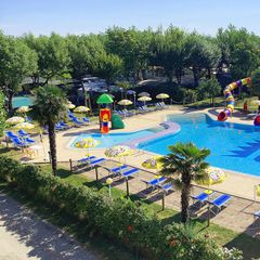 Camping Pas Cher vous présente avec son site Officiel campingpascher.fr, le Établissement Parco Capraro, situé sur la commune de Jesolo Pineta dans le département Venise (Vénétie) en Italie. L'établissement Parco Capraro vous propose un hébergement de type mobil-home de 21 m². L'établissement vous propose 2 autres types d'hébergements. Découvrez tous nos séjours à petits prix dans la commune et aux alentours de Jesolo Pineta du département : Venise (Vénétie).... En savoir plus : cliquez-ICI.