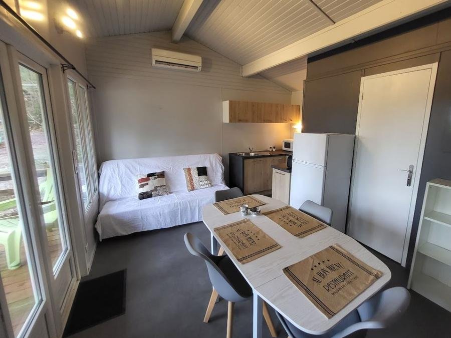 Camping Pas Cher vous présente avec son site Officiel campingpascher.fr, le Camping Paradis - Bois Simonet classé 4 étoiles, situé sur la commune de Joyeuse dans le département Ardèche (Rhône Alpes) en France. Le camping Paradis - Bois Simonet vous propose un hébergement de type chalet de 43 m² pour 2 personnes avec climatisation (télévision). L'établissement vous propose 18 autres types d'hébergements. Découvrez tous nos séjours à petits prix dans la commune et aux alentours de Joyeuse du département : Ardèche (Rhône Alpes). Les Avis clients pour le Camping Paradis - Bois Simonet sont de 7 sur 10. Rivière, Piscine chauffée, Piscine extérieure, Animations familiales, Club ados, Club enfants, Aire de jeux enfants, Canoë-kayak, Parcours sportif, Ping-pong, Piscine, Pétanque, Terrain multisports, Bar, Boulangerie, Pizzeria, Restaurant, Snack/Bar, Épicerie,... En savoir plus : cliquez-ICI.