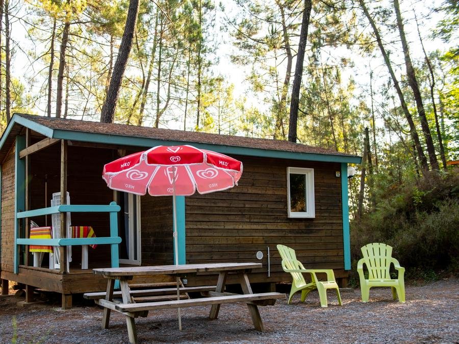 Camping Pas Cher vous présente avec son site Officiel campingpascher.fr, le Camping Paradis - Bois Simonet classé 4 étoiles, situé sur la commune de Joyeuse dans le département Ardèche (Rhône Alpes) en France. Le camping Paradis - Bois Simonet, vous présente un hébergement de type chalet de 25 m² pour 4 personnes avec climatisation. Le camping Paradis - Bois Simonet vous propose du sam. 06 juin au sam. 13 juin 2026, en promotion à -15% pour 7 nuits à 229 € au lieu de 270,0 € soit une Économie de 41 €. Cette location propose 12 dates différentes pour réserver votre séjour. Découvrez également les 18 autres gammes d'hébergements du camping. Les Avis clients pour le Camping Paradis - Bois Simonet sont de 7 sur 10. Rivière, Piscine chauffée, Piscine extérieure, Animations familiales, Club ados, Club enfants, Aire de jeux enfants, Canoë-kayak, Parcours sportif, Ping-pong, Piscine, Pétanque, Terrain multisports, Bar, Boulangerie, Pizzeria, Restaurant, Snack/Bar, Épicerie,... En savoir plus : cliquez-ICI.