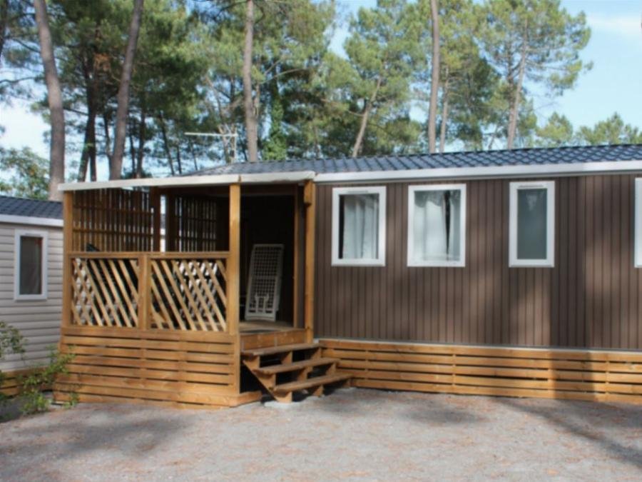 Camping Pas Cher vous présente avec son site Officiel campingpascher.fr, le Camping Paradis - Bois Simonet classé 4 étoiles, situé sur la commune de Joyeuse dans le département Ardèche (Rhône Alpes) en France. Le camping Paradis - Bois Simonet vous propose un hébergement de type mobil-home de 37 m² avec climatisation (télévision). L'établissement vous propose 18 autres types d'hébergements. Découvrez tous nos séjours à petits prix dans la commune et aux alentours de Joyeuse du département : Ardèche (Rhône Alpes). Les Avis clients pour le Camping Paradis - Bois Simonet sont de 7 sur 10. Rivière, Piscine chauffée, Piscine extérieure, Animations familiales, Club ados, Club enfants, Aire de jeux enfants, Canoë-kayak, Parcours sportif, Ping-pong, Piscine, Pétanque, Terrain multisports, Bar, Boulangerie, Pizzeria, Restaurant, Snack/Bar, Épicerie,... En savoir plus : cliquez-ICI.