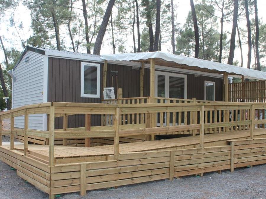 Camping Pas Cher vous présente avec son site Officiel campingpascher.fr, le Camping Paradis - Bois Simonet classé 4 étoiles, situé sur la commune de Joyeuse dans le département Ardèche (Rhône Alpes) en France. Le camping Paradis - Bois Simonet vous propose un hébergement de type mobil-home de 47 m² pour 6 personnes avec climatisation (télévision). L'établissement vous propose 18 autres types d'hébergements. Découvrez tous nos séjours à petits prix dans la commune et aux alentours de Joyeuse du département : Ardèche (Rhône Alpes). Les Avis clients pour le Camping Paradis - Bois Simonet sont de 7 sur 10. Rivière, Piscine chauffée, Piscine extérieure, Animations familiales, Club ados, Club enfants, Aire de jeux enfants, Canoë-kayak, Parcours sportif, Ping-pong, Piscine, Pétanque, Terrain multisports, Bar, Boulangerie, Pizzeria, Restaurant, Snack/Bar, Épicerie,... En savoir plus : cliquez-ICI.