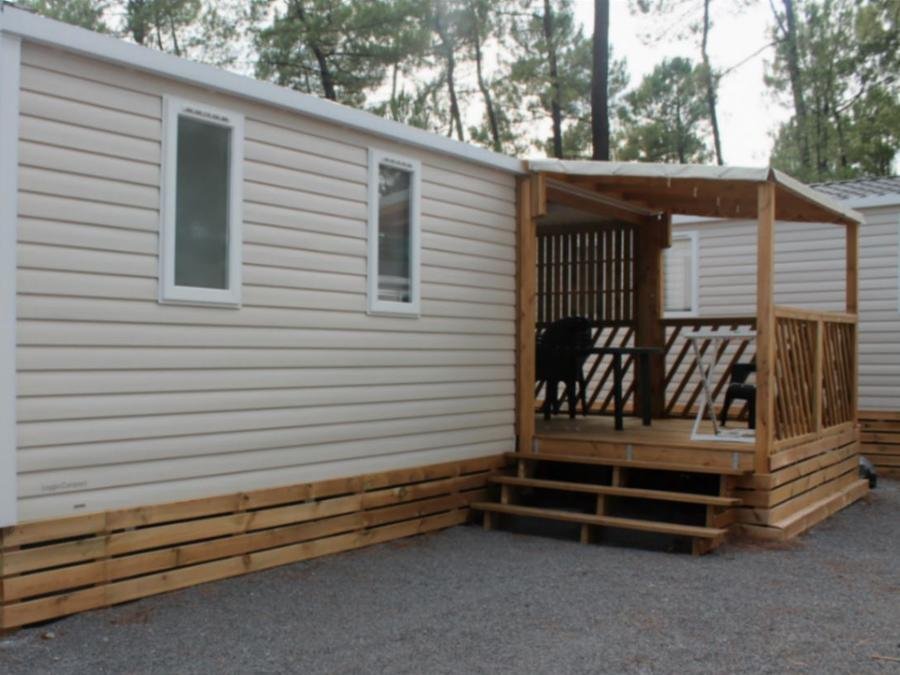 Camping Pas Cher vous présente avec son site Officiel campingpascher.fr, le Camping Paradis - Bois Simonet classé 4 étoiles, situé sur la commune de Joyeuse dans le département Ardèche (Rhône Alpes) en France. Le camping Paradis - Bois Simonet vous propose un hébergement de type mobil-home de 31 m² avec climatisation (télévision). L'établissement vous propose 18 autres types d'hébergements. Découvrez tous nos séjours à petits prix dans la commune et aux alentours de Joyeuse du département : Ardèche (Rhône Alpes). Les Avis clients pour le Camping Paradis - Bois Simonet sont de 7 sur 10. Rivière, Piscine chauffée, Piscine extérieure, Animations familiales, Club ados, Club enfants, Aire de jeux enfants, Canoë-kayak, Parcours sportif, Ping-pong, Piscine, Pétanque, Terrain multisports, Bar, Boulangerie, Pizzeria, Restaurant, Snack/Bar, Épicerie,... En savoir plus : cliquez-ICI.