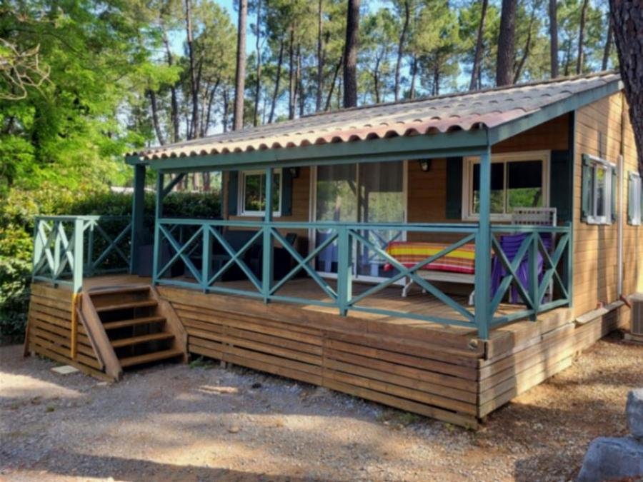Camping Pas Cher vous présente avec son site Officiel campingpascher.fr, le Camping Paradis - Bois Simonet classé 4 étoiles, situé sur la commune de Joyeuse dans le département Ardèche (Rhône Alpes) en France. Le camping Paradis - Bois Simonet vous propose un hébergement de type chalet de 51 m² avec climatisation (télévision). L'établissement vous propose 18 autres types d'hébergements. Découvrez tous nos séjours à petits prix dans la commune et aux alentours de Joyeuse du département : Ardèche (Rhône Alpes). Les Avis clients pour le Camping Paradis - Bois Simonet sont de 7 sur 10. Rivière, Piscine chauffée, Piscine extérieure, Animations familiales, Club ados, Club enfants, Aire de jeux enfants, Canoë-kayak, Parcours sportif, Ping-pong, Piscine, Pétanque, Terrain multisports, Bar, Boulangerie, Pizzeria, Restaurant, Snack/Bar, Épicerie,... En savoir plus : cliquez-ICI.