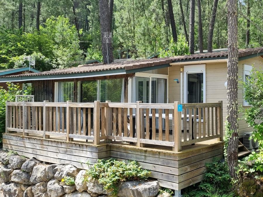 Camping Pas Cher vous présente avec son site Officiel campingpascher.fr, le Camping Paradis - Bois Simonet classé 4 étoiles, situé sur la commune de Joyeuse dans le département Ardèche (Rhône Alpes) en France. Le camping Paradis - Bois Simonet vous propose un hébergement de type chalet de 65 m² pour 2 personnes avec climatisation (télévision). L'établissement vous propose 18 autres types d'hébergements. Découvrez tous nos séjours à petits prix dans la commune et aux alentours de Joyeuse du département : Ardèche (Rhône Alpes). Les Avis clients pour le Camping Paradis - Bois Simonet sont de 7 sur 10. Rivière, Piscine chauffée, Piscine extérieure, Animations familiales, Club ados, Club enfants, Aire de jeux enfants, Canoë-kayak, Parcours sportif, Ping-pong, Piscine, Pétanque, Terrain multisports, Bar, Boulangerie, Pizzeria, Restaurant, Snack/Bar, Épicerie,... En savoir plus : cliquez-ICI.