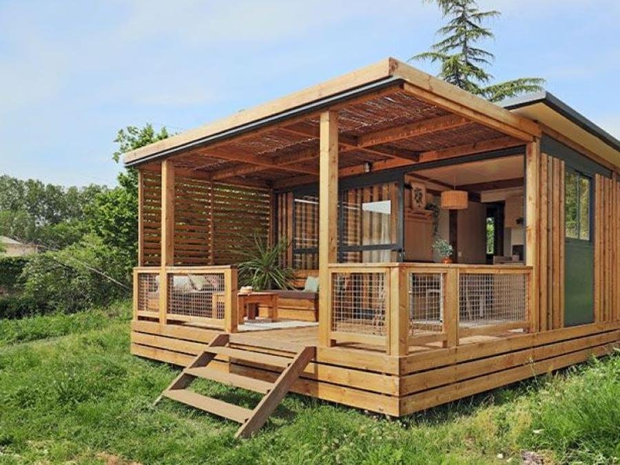 Camping Pas Cher vous présente avec son site Officiel campingpascher.fr, le Camping Paradis - Bois Simonet classé 4 étoiles, situé sur la commune de Joyeuse dans le département Ardèche (Rhône Alpes) en France. Le camping Paradis - Bois Simonet vous propose un hébergement de type mobil-home de 25 m² pour 5 personnes avec climatisation (télévision). L'établissement vous propose 18 autres types d'hébergements. Découvrez tous nos séjours à petits prix dans la commune et aux alentours de Joyeuse du département : Ardèche (Rhône Alpes). Les Avis clients pour le Camping Paradis - Bois Simonet sont de 7 sur 10. Rivière, Piscine chauffée, Piscine extérieure, Animations familiales, Club ados, Club enfants, Aire de jeux enfants, Canoë-kayak, Parcours sportif, Ping-pong, Piscine, Pétanque, Terrain multisports, Bar, Boulangerie, Pizzeria, Restaurant, Snack/Bar, Épicerie,... En savoir plus : cliquez-ICI.