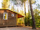 Camping Pas Cher vous présente avec son site Officiel campingpascher.fr, le Camping Paradis - Bois Simonet classé 4 étoiles, situé sur la commune de Joyeuse dans le département Ardèche (Rhône Alpes) en France. Le camping Paradis - Bois Simonet vous propose un hébergement de type chalet de 31 m² pour 5 personnes avec climatisation (télévision). L'établissement vous propose 18 autres types d'hébergements. Découvrez tous nos séjours à petits prix dans la commune et aux alentours de Joyeuse du département : Ardèche (Rhône Alpes). Les Avis clients pour le Camping Paradis - Bois Simonet sont de 7 sur 10. Rivière, Piscine chauffée, Piscine extérieure, Animations familiales, Club ados, Club enfants, Aire de jeux enfants, Canoë-kayak, Parcours sportif, Ping-pong, Piscine, Pétanque, Terrain multisports, Bar, Boulangerie, Pizzeria, Restaurant, Snack/Bar, Épicerie,... En savoir plus : cliquez-ICI.