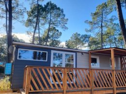 Camping Pas Cher vous présente avec son site Officiel campingpascher.fr, le Camping Paradis - Bois Simonet classé 4 étoiles, situé sur la commune de Joyeuse dans le département Ardèche (Rhône Alpes) en France. Le camping Paradis - Bois Simonet vous propose un hébergement de type mobil-home de 45 m² pour 6 personnes avec climatisation (télévision). L'établissement vous propose 18 autres types d'hébergements. Découvrez tous nos séjours à petits prix dans la commune et aux alentours de Joyeuse du département : Ardèche (Rhône Alpes). Les Avis clients pour le Camping Paradis - Bois Simonet sont de 7 sur 10. Rivière, Piscine chauffée, Piscine extérieure, Animations familiales, Club ados, Club enfants, Aire de jeux enfants, Canoë-kayak, Parcours sportif, Ping-pong, Piscine, Pétanque, Terrain multisports, Bar, Boulangerie, Pizzeria, Restaurant, Snack/Bar, Épicerie,... En savoir plus : cliquez-ICI.