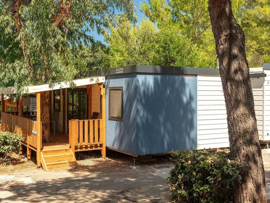 Camping Pas Cher vous présente avec son site Officiel campingpascher.fr, le Camping Klenovica classé 3 étoiles, situé sur la commune de Klenovica dans le département Istrie (Istrie) en Croatie. Le camping Klenovica, vous présente un hébergement de type mobil-home de 34 m² pour 2 personnes avec climatisation et télévision. Le camping Klenovica vous propose du sam. 19 septembre au sam. 26 septembre 2026, en promotion à -24% pour 7 nuits à 371 € au lieu de 490,0 € soit une Économie de 119 €. Cette location propose 21 dates différentes pour réserver votre séjour. Découvrez également les 3 autres gammes d'hébergements du camping. Les Avis clients pour le Camping Klenovica sont excellents avec une note moyenne de 9 sur 10. Mer, Piscine extérieure, Aire de jeux enfants, Canoë-kayak, Court de tennis, Jet-ski, Plongée, Terrain de basketball, Terrain de football, Terrain de volley-ball, Terrain multisports, Bar, Pizzeria, Snack/Bar, Épicerie,... En savoir plus : cliquez-ICI.